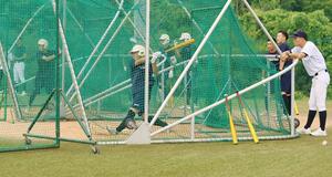 花咲徳栄の投手陣を想定した、打撃練習に取り組む新潟産大付の選手たち=兵庫県宝塚市