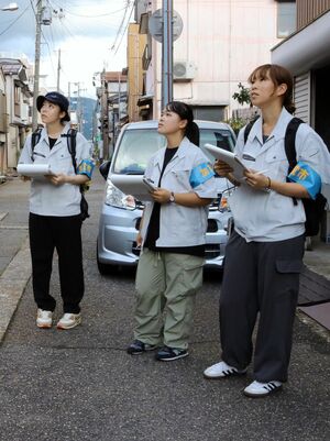 空き家を調査する(右から)小柳美月さん、馬場莉世さん、須永ひなのさん=加茂市内