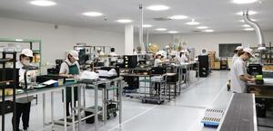 パワーコンディショナーの量産を見込み、2022年に建て替えた新潟電子工業の工場=新潟市南区