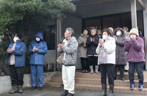 衆院選で候補者の訴えに耳を傾ける市民＝佐渡市