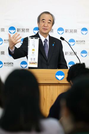 県の2025年度一般会計当初予算案などについて発表する花角英世知事=2月12日、県庁