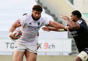 　ＢＲ東京―トヨタ　後半、突進するトヨタのトゥイプロトゥ。この後トライを決める＝秩父宮