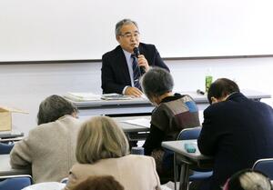 県技術委員会の岩井孝委員が技術委での議論を説明した講演会=29日、新潟市中央区礎町通3