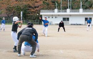 少年野球チームと真っ向勝負に挑む糸魚川高同級生の７０代チーム＝糸魚川市の青海総合グラウンド