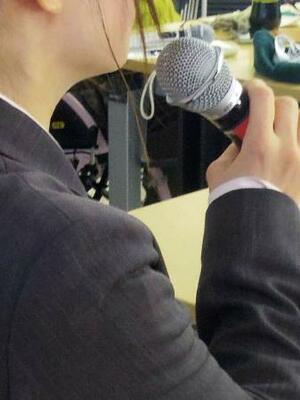 　シンポジウムで話す斎藤恭子さん（仮名）＝１月、京都市中京区