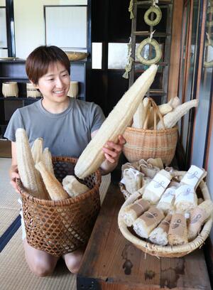 ヘチマを栽培し、たわしを作っている奈良場香織さん=長岡市上塩