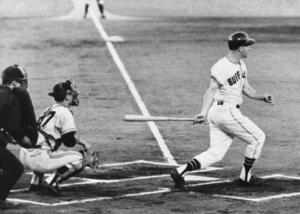 　１９６２（昭和３７）年のオールスターゲーム第１戦で先制本塁打を放つ近鉄のブルーム＝平和台