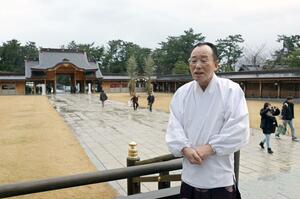 能登半島地震の際、参拝者が避難した広場の前で語る禰宜の伊藤豊彦さん=新潟市中央区の護国神社