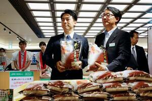 2024年産銘柄米の販売会を視察する小泉農相(手前左)。同右はJR東日本の喜勢陽一社長=23日午前、JR東京駅