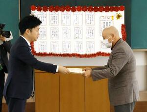 交通安全をテーマにした「三条シルバー川柳コンテスト」の授賞式=三条市旭町2