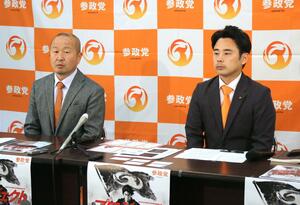 来年の統一地方選に向けて方針を語る参政党県連の大井淳会長（左）＝１６日、県庁