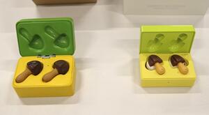 明治が販売した「きのこの山ワイヤレスイヤホン」(右側)と模倣品