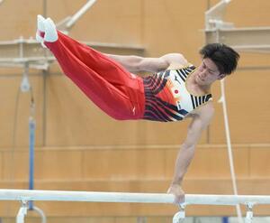 試技会で平行棒の演技をする橋本大輝=味の素ナショナルトレーニングセンター