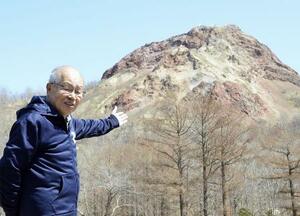 　生涯見つめた昭和新山と三松三朗さん＝２０２０年、北海道壮瞥町