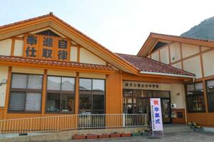 高知県宿毛市愛媛県南宇和郡愛南町篠山小中学校組合立篠山小・中学校=17日午前、愛媛県愛南町