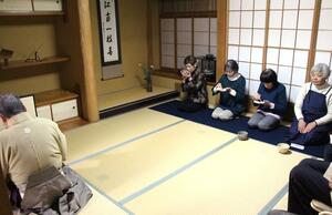 百観音院で初のお茶会が開かれた＝五泉市宮町