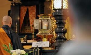 広島市の平和記念公園の「平和の灯」から分けられた火(中央)=28日、米ロサンゼルスの高野山米国別院(共同)