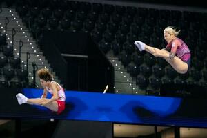 シンクロナイズド混合予選に臨んだ松本悠生(左)、森ひかる組=パンプロナ(共同)