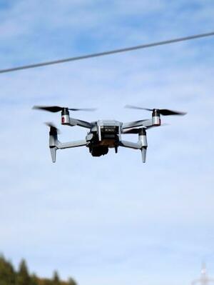 　送電線の点検や巡視で使われるドローン＝２０２５年１１月、埼玉県秩父市