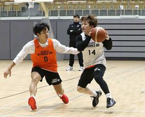 ホームでの金沢戦を前に練習する冨岡大地(右)=アオーレ長岡