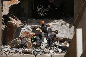 　イスラエルの空爆を受けた建物で行方不明になった少年を探す作業員ら＝１１日、レバノン首都ベイルート（ＡＰ＝共同）
