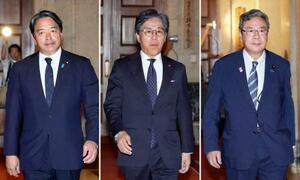 会談に向かう(左から)国民民主党の榛葉幹事長、立憲民主党の安住幹事長、日本維新の会の中司幹事長=14日午後、国会