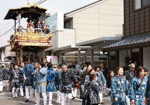 子どもたちがおしゃぎり屋台に乗り、村上大祭の雰囲気を味わった体験講座=村上市