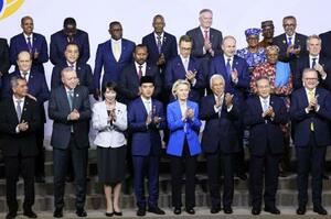G20サミットで記念撮影に臨む高市首相(前列左から3人目)ら。同右から2人目は中国の李強首相=22日、南アフリカのヨハネスブルク(共同)