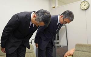 　無免許の社員が列車を運転した問題で、記者会見で謝罪する養老鉄道の宗藤洋社長（右）ら＝１２日午後、名古屋市