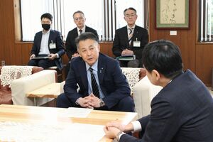上越市の中川幹太市長に議会改革への協力を要請する渡辺隆議長=1月10日、市役所