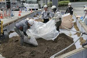 9月14日、経産省の花壇に入れられる東京電力福島第1原発事故の除染土