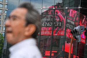 急騰した日経平均株価を示すモニター=6日午前、東京都中央区(AP=共同)