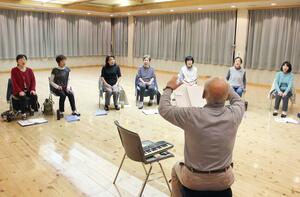 本番を直前に控え最後の練習をするコーラス木声会のメンバー=14日、阿賀町津川