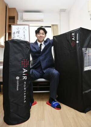 　寮に入った広島の平川蓮外野手＝７日、広島県廿日市市