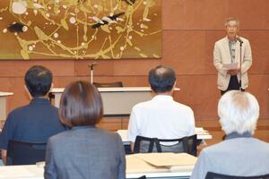 長岡市長選の立候補予定者説明会。現職と新人の2陣営が出席した=9月4日、長岡市