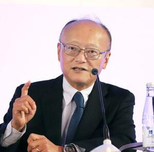 　アジア開発銀行の年次総会に合わせて記者会見する神田真人総裁＝３日、ウズベキスタン・サマルカンド（共同）