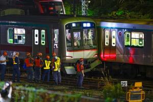 東急田園都市線の梶が谷駅付近で衝突した列車=6日午前1時13分、川崎市高津区