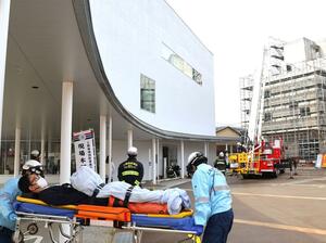 はしご車などを使い、救助の手順を確認した消防訓練＝妙高市朝日町１