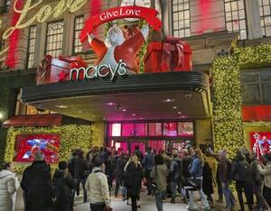 　ブラックフライデーのセールが始まったメーシーズ＝２０２４年１１月、米ニューヨーク（共同）