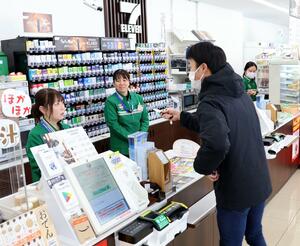 セブン－イレブン下門前南店で行われた強盗を想定した訓練＝上越市下門前