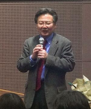 　講義する神戸学院大教授の田中康介さん＝１月（本人提供）