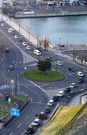 　地震後、一時渋滞が発生した北海道釧路市の幣舞橋周辺＝２０日午後５時４１分