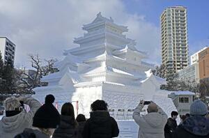 　「さっぽろ雪まつり」に登場した福島県会津若松市の「鶴ケ城」の大雪像＝４日午前、札幌市の大通公園