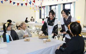 ネコ好きらが集った「ねこ耳カフェ」＝燕市吉田東栄町