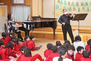 地元の音楽家の演奏に耳を傾ける園児たち＝１７日、長岡市新保４