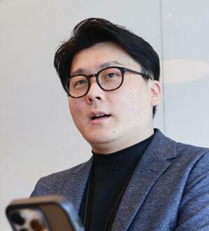 インタビューに応じるJX通信社の米重克洋・代表取締役