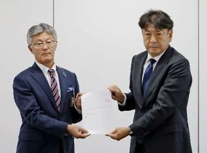 新潟県柏崎市役所で会談した桜井雅浩市長(左)と東京電力の小早川智明社長=4日午前