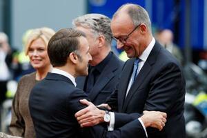 3日、ドイツ西部ザールブリュッケンでフランスのマクロン大統領(左)とあいさつするメルツ首相(ロイター=共同)
