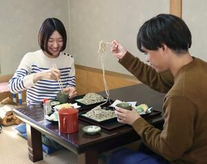 風味豊かな新そばを堪能する来場者たち=11月9日、妙高市長沢