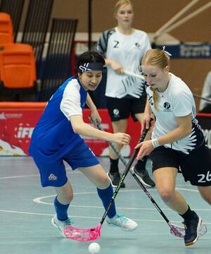フロアボールのアジアオセアニア予選で戦う伊藤凜選手(左)=3月、シンガポール(父の巨志さん提供)